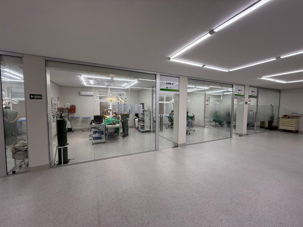 Corredor do centro cirúrgico do IDC, com salas cirúrgicas de paredes de vidro