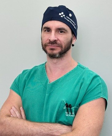 Dr. Roosevelt Rocha Filho, cirurgião plástico e dermatologista, de uniforme cirúrgico