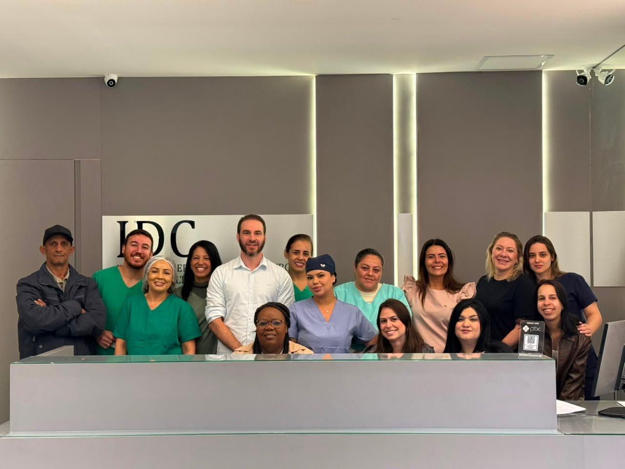 Equipe do IDC reunida na recepção do instituto