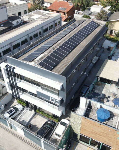 Vista aérea do prédio do IDC, com painéis solares no telhado